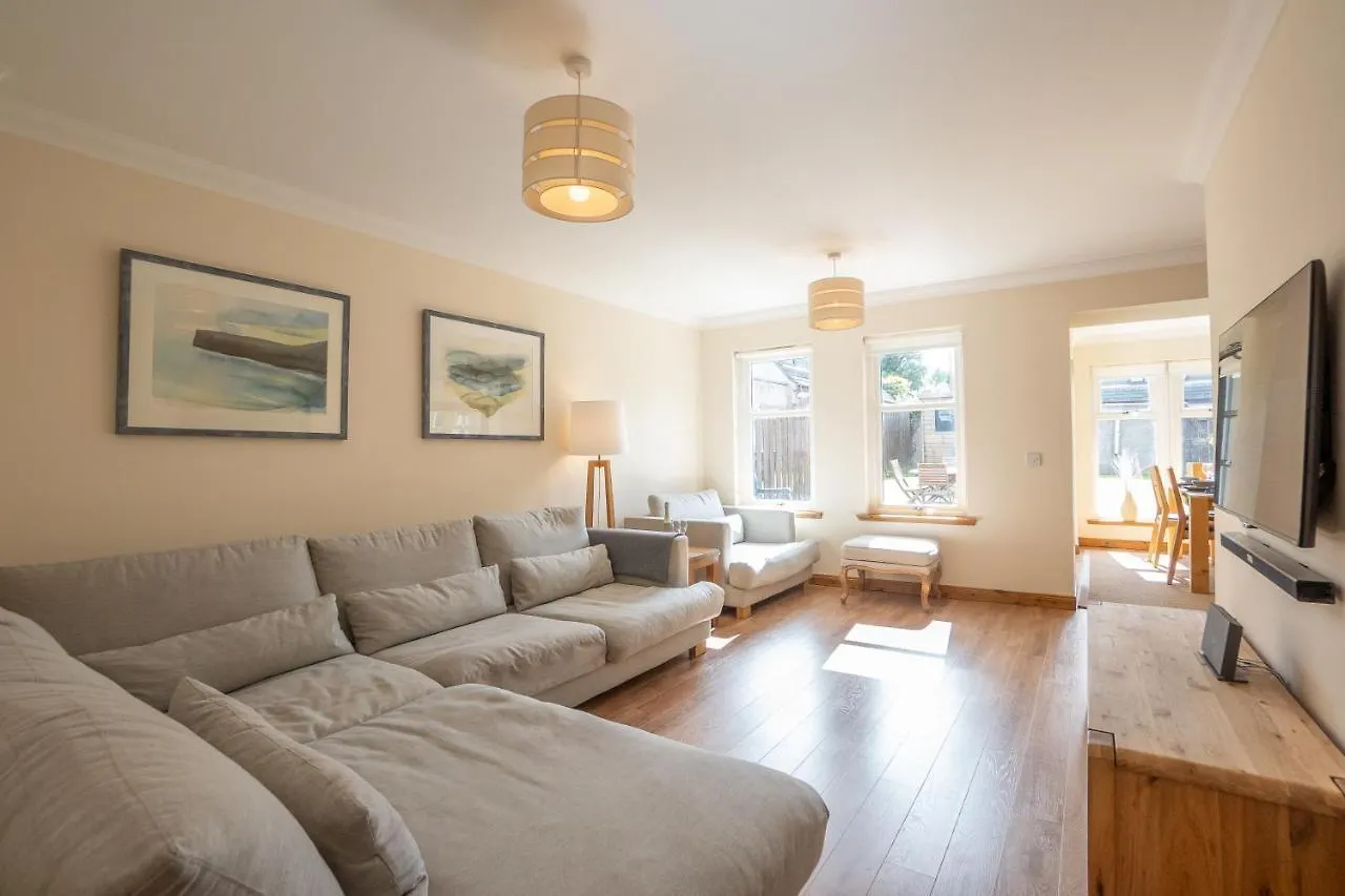 Dwellcome Home Ltd 5 Double Bedroom 3 Bathroom House Free Driveway Parking, 637 Mbps Wifi, Ideal For Long Term Contractor, Etc Stays, Regular Housekeeping Option - See Our Site For Assurance Aberdeen Storbritannien