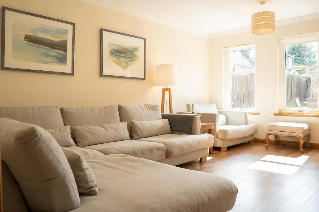 Dwellcome Home Ltd 5 Double Bedroom 3 Bathroom House Free Driveway Parking, 637 Mbps Wifi, Ideal For Long Term Contractor, Etc Stays, Regular Housekeeping Option - See Our Site For Assurance Aberdeen 0*,