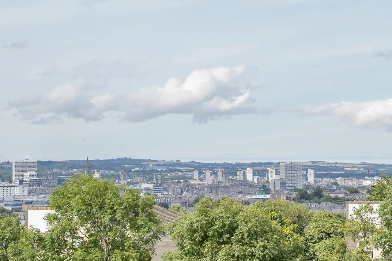 Dwellcome Home Ltd 5 Double Bedroom 3 Bathroom House Free Driveway Parking, 637 Mbps Wifi, Ideal For Long Term Contractor, Etc Stays, Regular Housekeeping Option - See Our Site For Assurance Aberdeen Semesterbostad