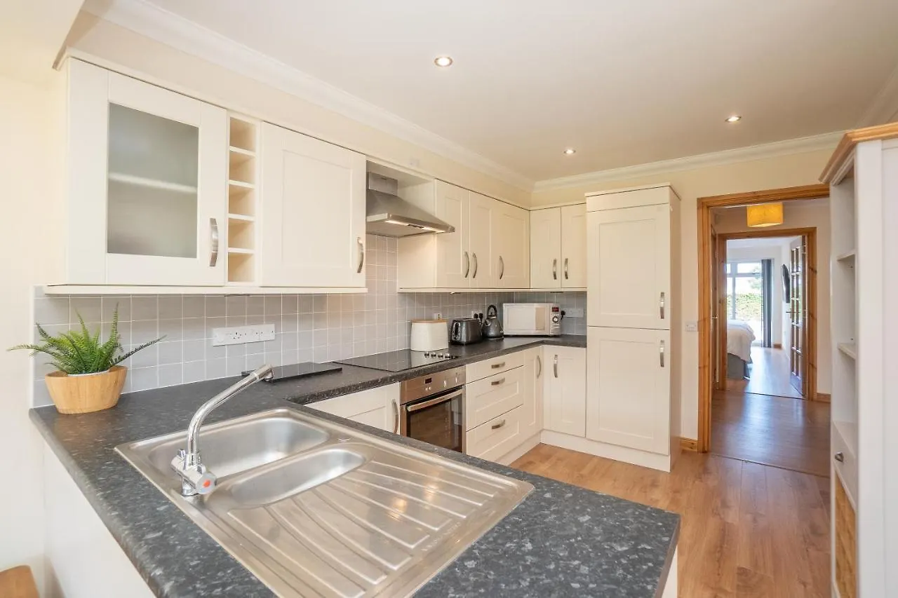 Semesterbostad Dwellcome Home Ltd 5 Double Bedroom 3 Bathroom House Free Driveway Parking, 637 Mbps Wifi, Ideal For Long Term Contractor, Etc Stays, Regular Housekeeping Option - See Our Site For Assurance Aberdeen