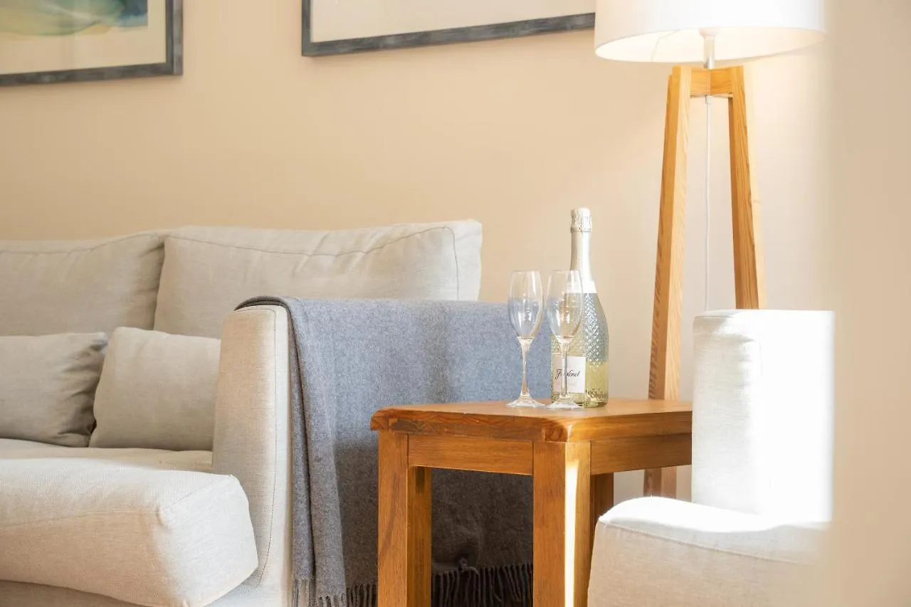 Dwellcome Home Ltd 5 Double Bedroom 3 Bathroom House Free Driveway Parking, 637 Mbps Wifi, Ideal For Long Term Contractor, Etc Stays, Regular Housekeeping Option - See Our Site For Assurance Aberdeen Semesterbostad