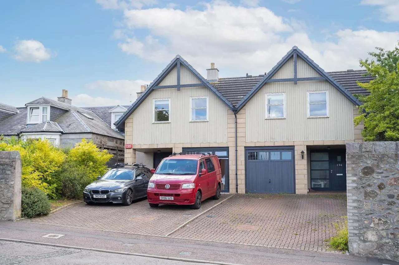 Semesterbostad Dwellcome Home Ltd 5 Double Bedroom 3 Bathroom House Free Driveway Parking, 637 Mbps Wifi, Ideal For Long Term Contractor, Etc Stays, Regular Housekeeping Option - See Our Site For Assurance Aberdeen Storbritannien