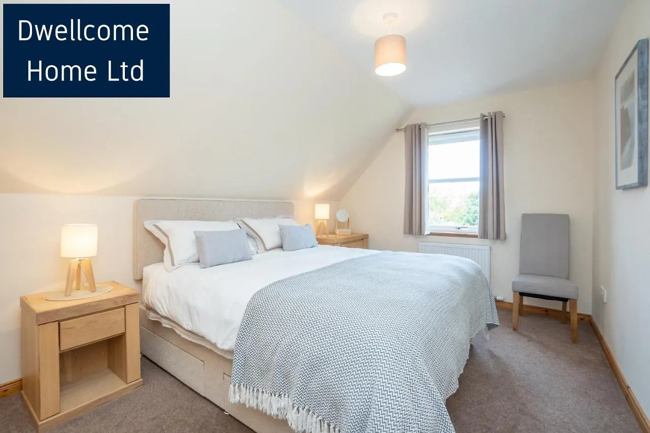 Dwellcome Home Ltd 5 Double Bedroom 3 Bathroom House Free Driveway Parking, 637 Mbps Wifi, Ideal For Long Term Contractor, Etc Stays, Regular Housekeeping Option - See Our Site For Assurance Aberdeen Semesterbostad