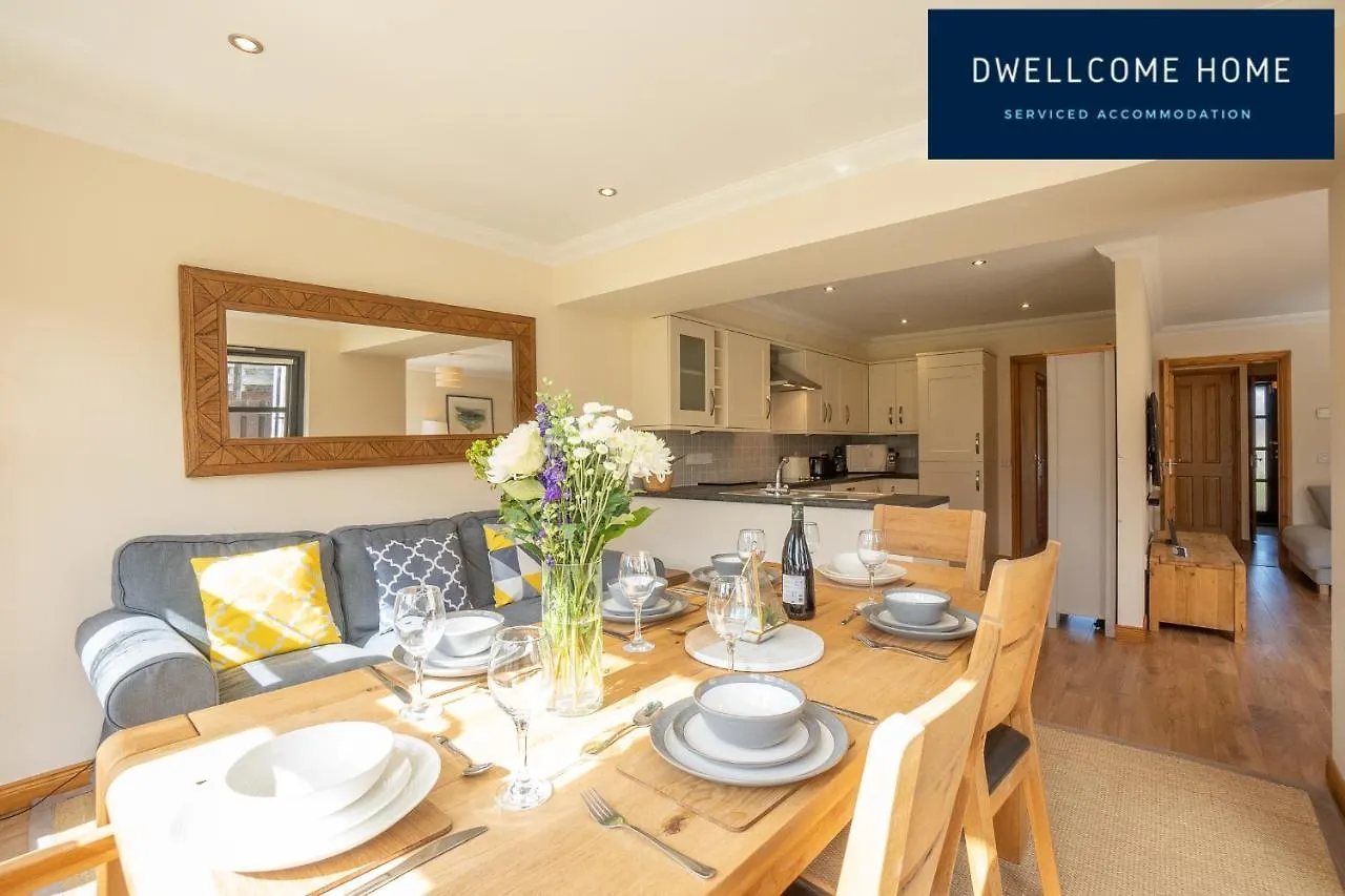 Dwellcome Home Ltd 5 Double Bedroom 3 Bathroom House Free Driveway Parking, 637 Mbps Wifi, Ideal For Long Term Contractor, Etc Stays, Regular Housekeeping Option - See Our Site For Assurance Aberdeen Semesterbostad
