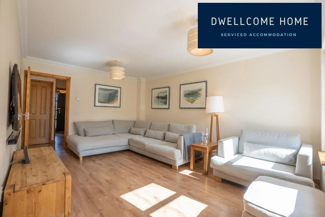 Dwellcome Home Ltd 5 Double Bedroom 3 Bathroom House Free Driveway Parking, 637 Mbps Wifi, Ideal For Long Term Contractor, Etc Stays, Regular Housekeeping Option - See Our Site For Assurance Aberdeen Semesterbostad