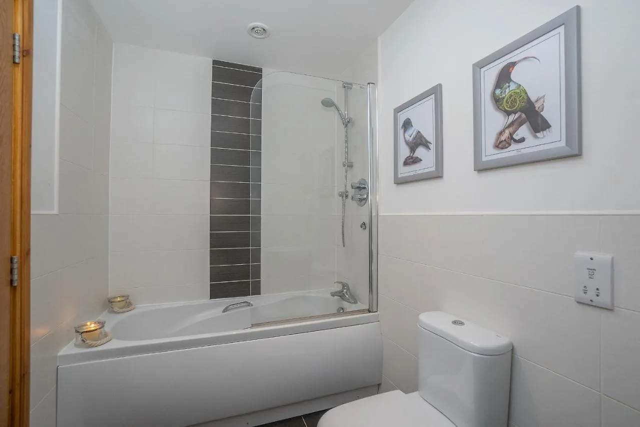 Dwellcome Home Ltd 5 Double Bedroom 3 Bathroom House Free Driveway Parking, 637 Mbps Wifi, Ideal For Long Term Contractor, Etc Stays, Regular Housekeeping Option - See Our Site For Assurance Aberdeen Semesterbostad